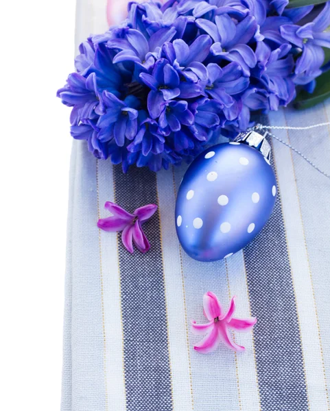 Huevo de Pascua azul con flores — Foto de Stock