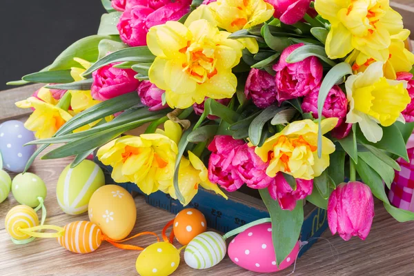 Bouquet de fleurs de printemps avec oeufs de Pâques — Photo