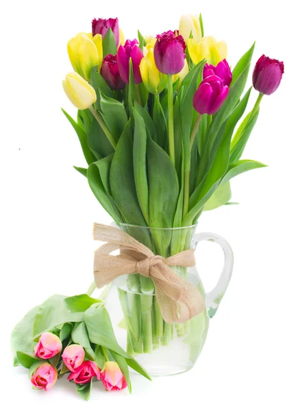 Strauss aus gelben und lila Tulpenblüten — Stockfoto
