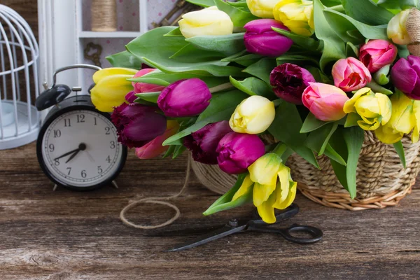 Bouquet de fleurs de tulipes jaunes et violettes — Photo