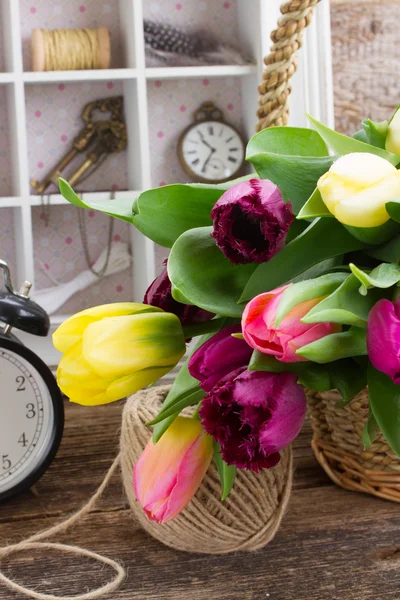 Buquê de flores de tulipa amarelas e roxas — Fotografia de Stock