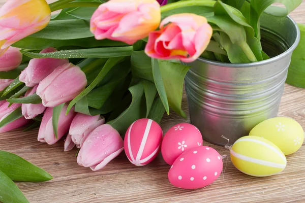 Tulipanes rosados y violetas con huevos de Pascua —  Fotos de Stock