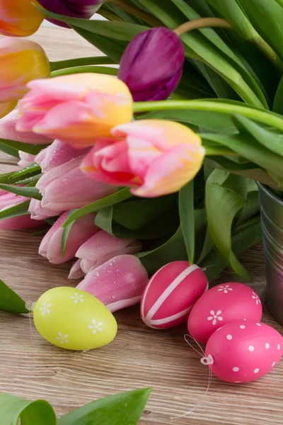 Tulipas rosa e violeta com ovos de Páscoa — Fotografia de Stock