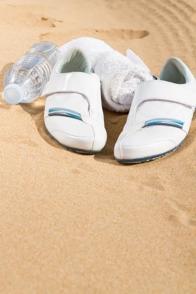 Białe trampki w piasku — Zdjęcie stockowe