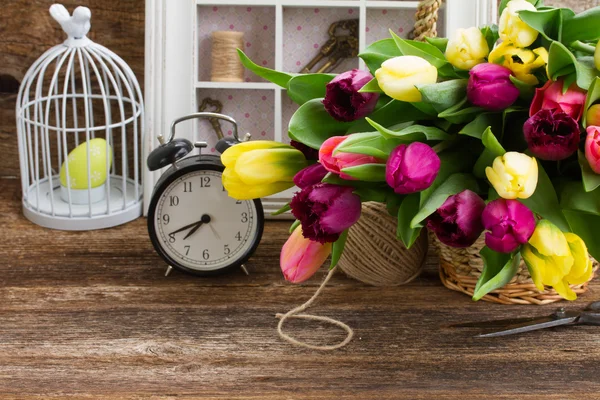 Buquê de flores de tulipa amarelas e roxas — Fotografia de Stock