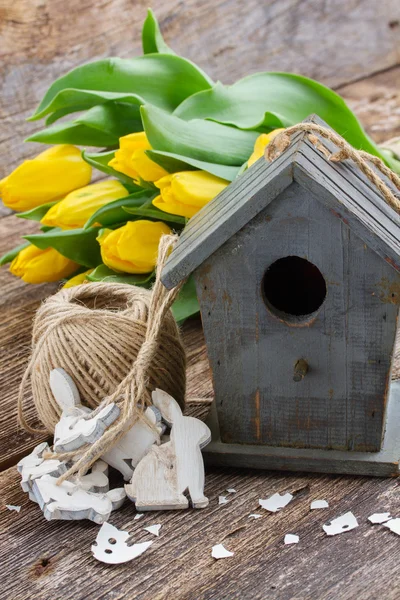 Velikonoční dekorace s žluté tulipány — Stock fotografie