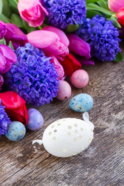 Easter eggs with tulips and hyacinth — Stock Photo, Image