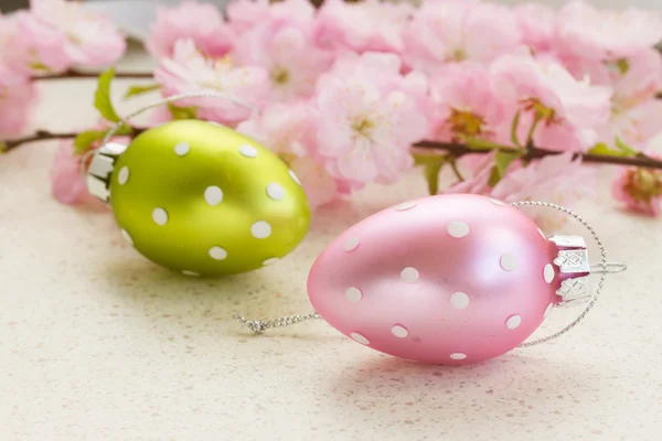 Flores de cerezo con huevos de Pascua — Foto de Stock