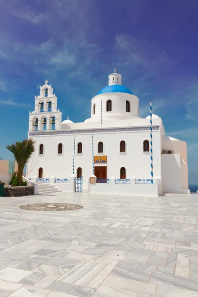 Pravoslavná církev v oia na ostrově santorini. — Stock fotografie