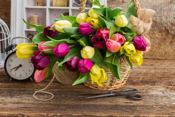 Buquê de flores de tulipa amarelas e roxas — Fotografia de Stock