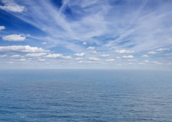 Deap mavi okyanus suları ile deniz manzarası — Stok fotoğraf