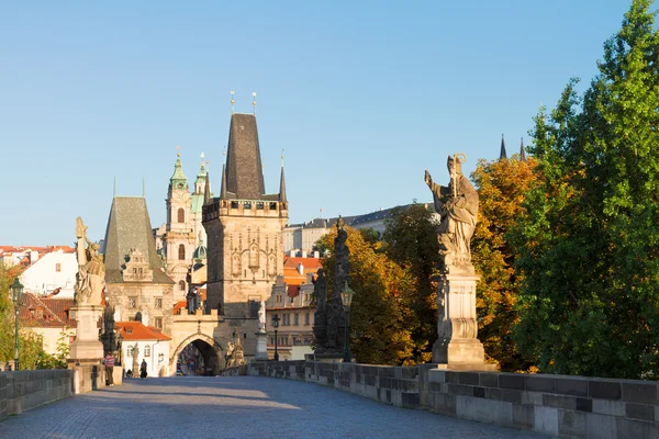 Utfärda utegångsförbud för står hög och Karlsbron i Prag — Stockfoto