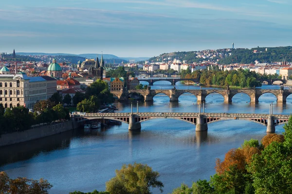 Bruggen van Praag over rivier vltava — Stockfoto