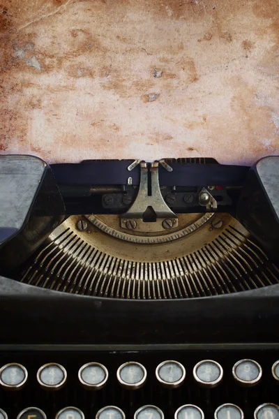 Schreibmaschine mit leerer Seite — Stockfoto