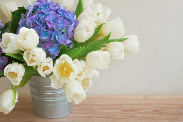 Tulipes blanches et fleurs d'hortensia bleues — Photo