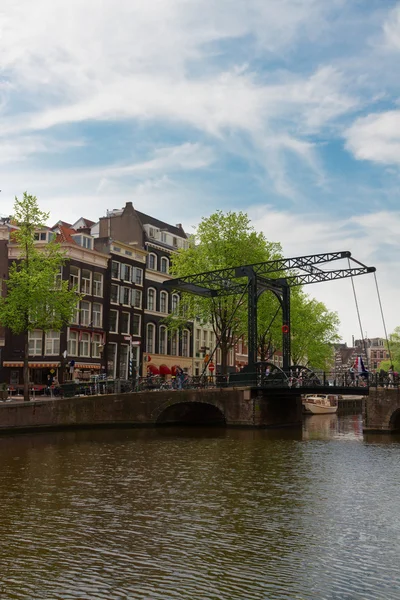 Embanlment van kanaal ring, amsterdam — Stockfoto