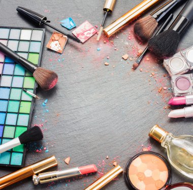 Fırçalar göz gölgeler paleti