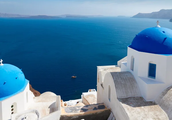 Vista de la caldera con cúpulas azules, Santorini — Foto de Stock