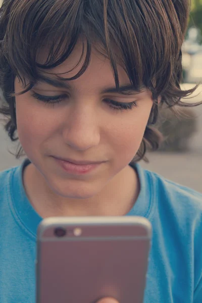 Pojke med smartphone på gatan — Stockfoto