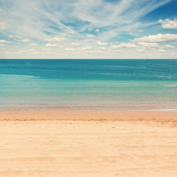 Brzeg morza z błękitnego nieba — Zdjęcie stockowe