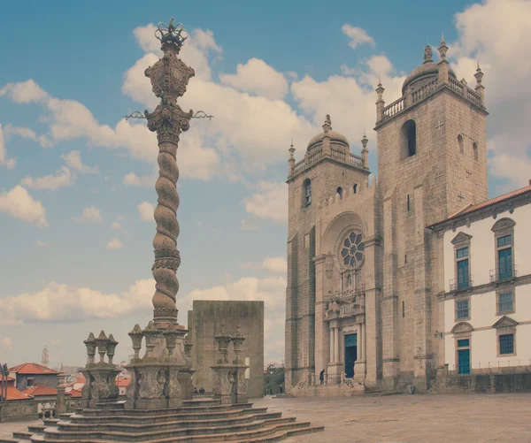 Pillory and  Se Cathedral in Porto — Stock Photo, Image