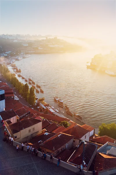 Colina con el casco antiguo de Oporto, Portugal — Foto de Stock