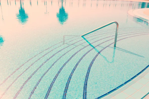 Pool mit Reflexionen von Palmen — Stockfoto