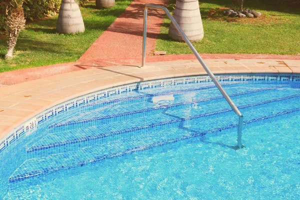 Pool mit Reflexionen von Palmen — Stockfoto