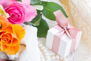 dantel ile pembe ve turuncu gül