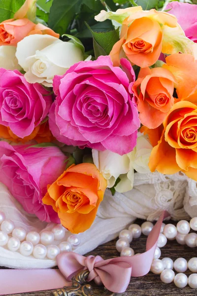 Rosas rosadas y naranjas con encaje — Foto de Stock