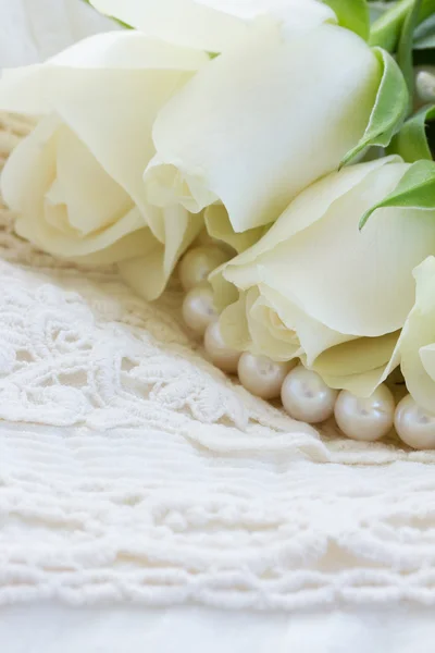 Rosas rosadas y naranjas con encaje — Foto de Stock