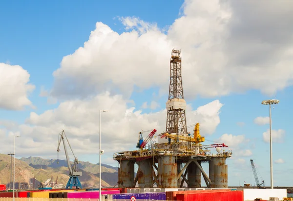 Ölplattform im Hafen — Stockfoto