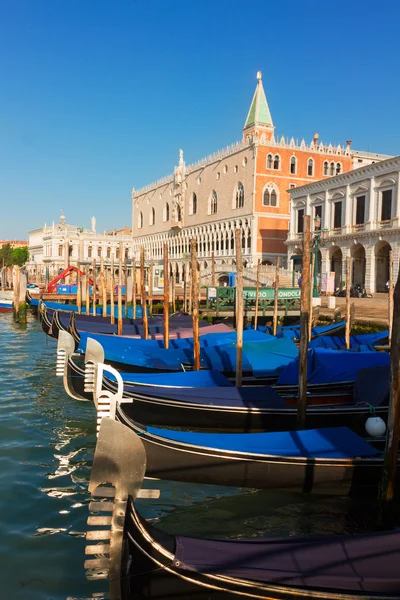 Gondol ve Doge Sarayı, Venedik, İtalya — Stok fotoğraf