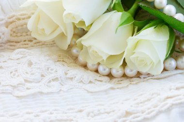 dantel ile pembe ve turuncu gül