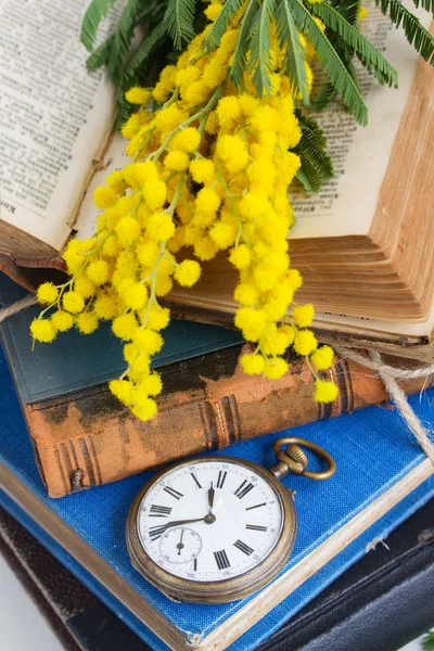 Pilha de livros antigos com relógio de bolso — Fotografia de Stock