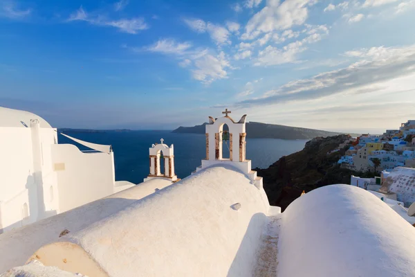 Campanarios blancos Isla de Santorini, Grecia — Foto de Stock