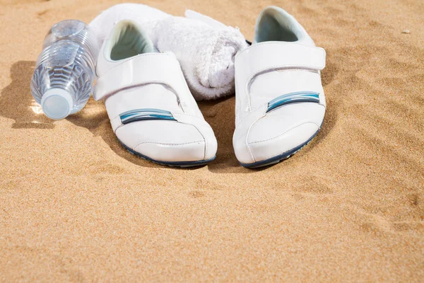 Kum beyaz spor ayakkabı — Stok fotoğraf