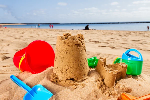 Castello di sabbia sulla spiaggia — Foto Stock