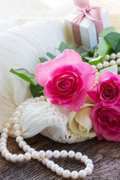 Rosas rosadas y naranjas con encaje — Foto de Stock