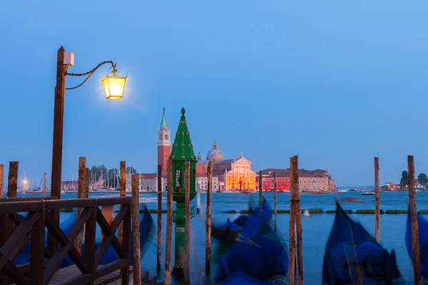 Гондолы, плавающие в Большом канале ночью, Венеция — стоковое фото