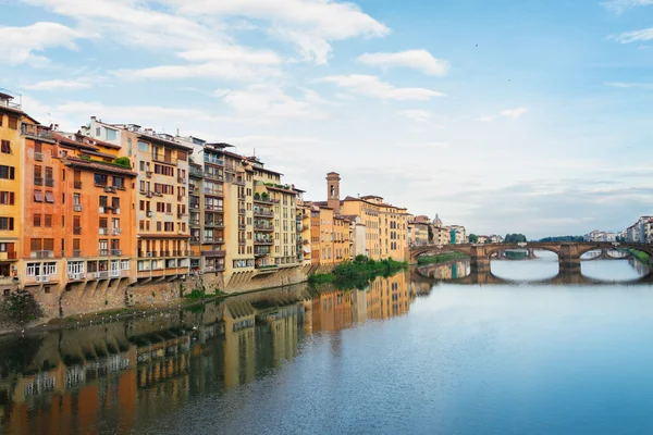 Gamla stadsdel och floden Arno, Florens, Italien — Stockfoto