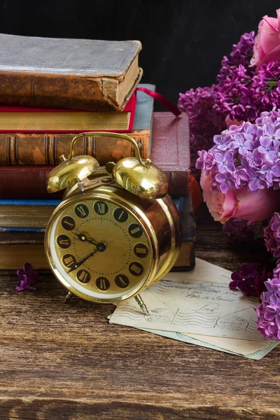 Mucchio di libri con orologio — Foto Stock