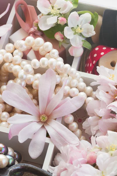 Flores de árbol con perlas y encaje — Foto de Stock