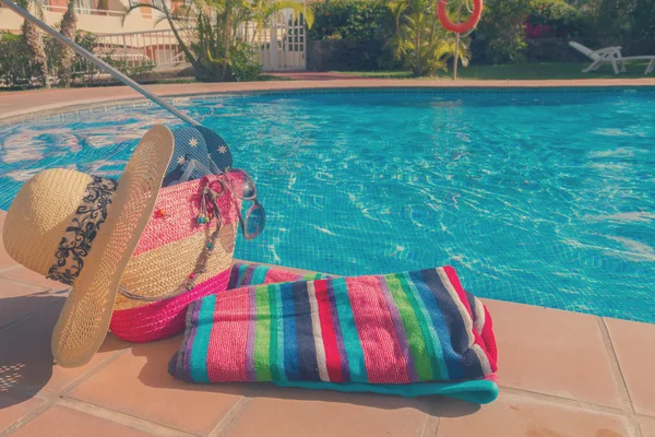 Towel and bathing accessories near pool — Stock Photo, Image