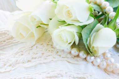 dantel ile pembe ve turuncu gül