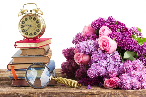 Bücherstapel mit Uhr — Stockfoto