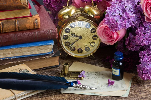 Orologio antico con mucchio di posta — Foto Stock