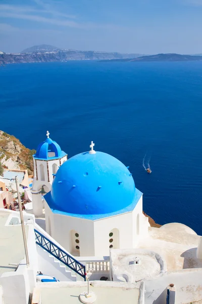 Traditionele blauwe koepel met zee, Santorini — Stockfoto