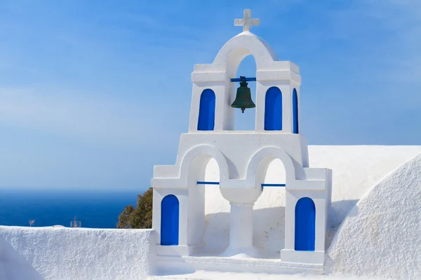 Bílá s modrými zvonice, santorini island, Řecko — Stock fotografie