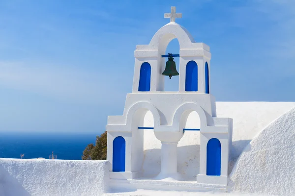 Blanc avec beffroi bleu, île de Santorin, Grèce — Photo